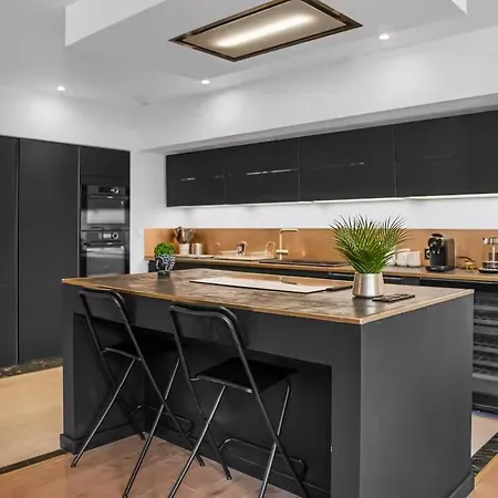 Stunning Modern For Up To 30 People