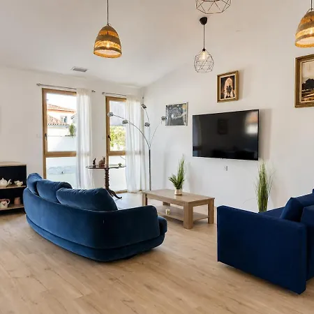 Stunning Modern For Up To 30 People Vila *