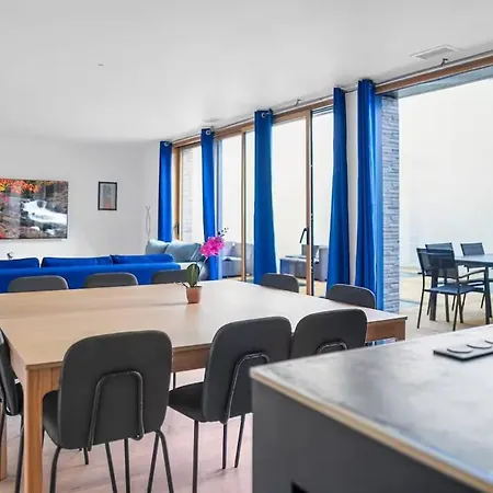 Stunning Modern For Up To 30 People Vila