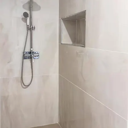 Stunning Modern For Up To 30 People Vila *