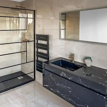 Stunning Modern For Up To 30 People Vila *