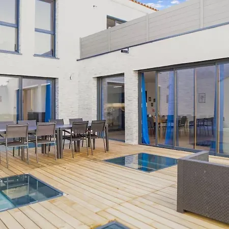 Stunning Modern For Up To 30 People